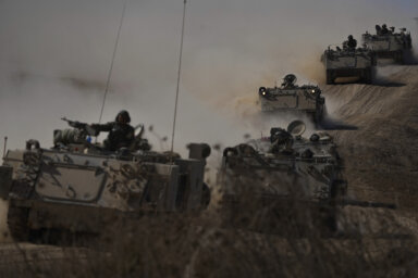 Israeli tanks head toward Gaza border