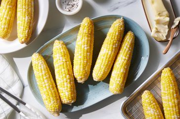 cooked corn on the cob without garnish