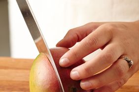 slicing mango