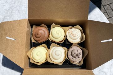 6 cupcakes in a box